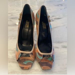 Gianni Versace Vintage velvet heel.
